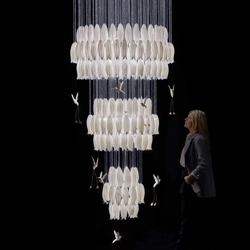 Большая Люстра для Лестницы Sagarti Contemporary chandelier ALBA GRAND Flowers & Birds Белый Золотой Большая Люстра для Лестницы Sagarti Contemporary chandelier ALBA GRAND Flowers & Birds Белый Золотой в Рязани | Loft Concept
