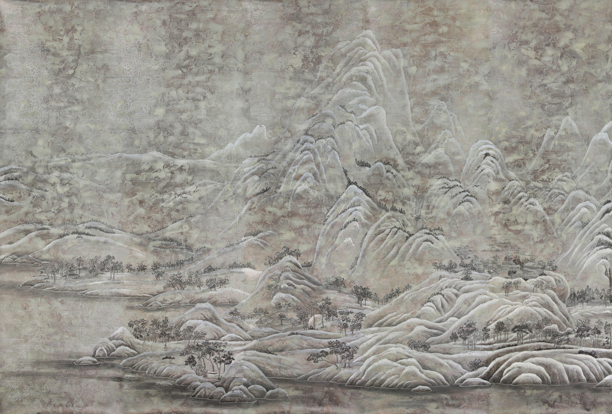 Обои ручная роспись A Thousand Li of Rivers and Mountains Colourway SC-102 on Sterling Silver gilded paper with pearlescent antiquing Обои ручная роспись A Thousand Li of Rivers and Mountains Colourway SC-102 on Sterling Silver gilded paper with pearlescent antiquing - постер Loft-Concept в Рязани