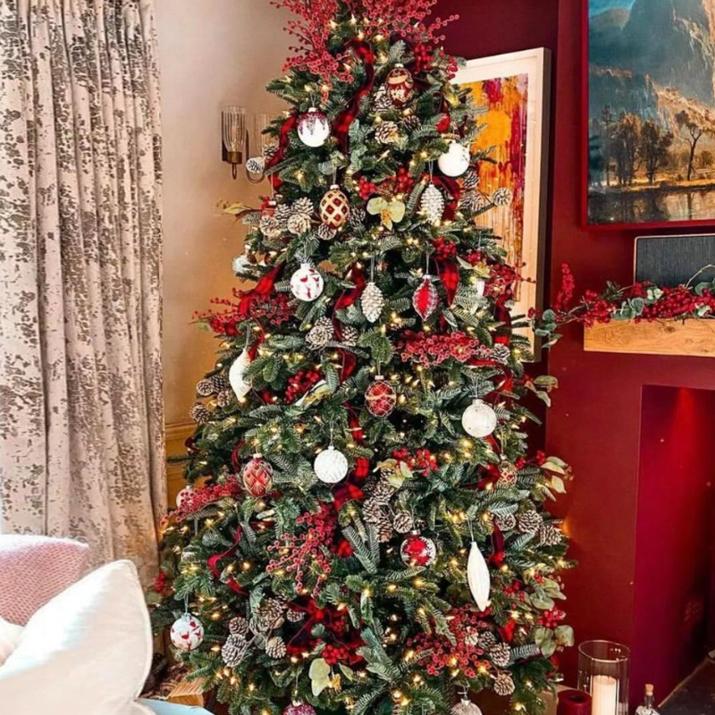 Дизайнерская Елка Украшенная Золотым и Белым декором Pine Cones and Red Decor Красный Белый Зеленый в Рязани | Loft Concept 