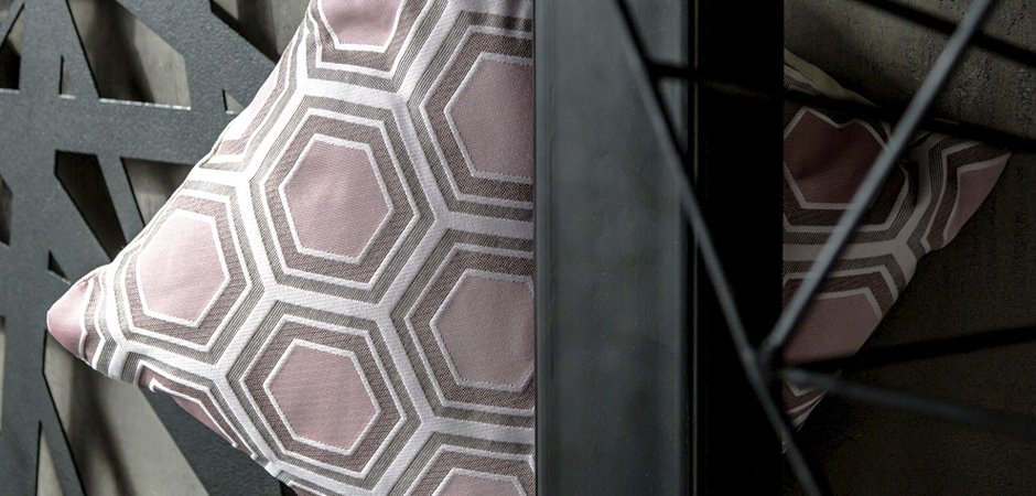 Подушка Hexagon Pink Geometry Подушка Hexagon Pink Geometry - Loft-Concept в Рязани