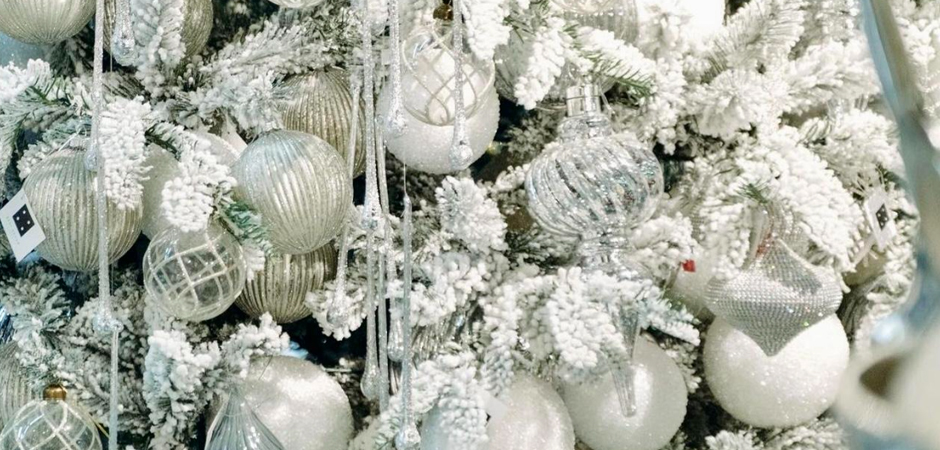 Дизайнерская Елка Заснеженная с Белыми елочными игрушками Christmas Tree White Hoarfrost Дизайнерская Елка Заснеженная с Белыми елочными игрушками Christmas Tree White Hoarfrost - Loft-Concept в Рязани