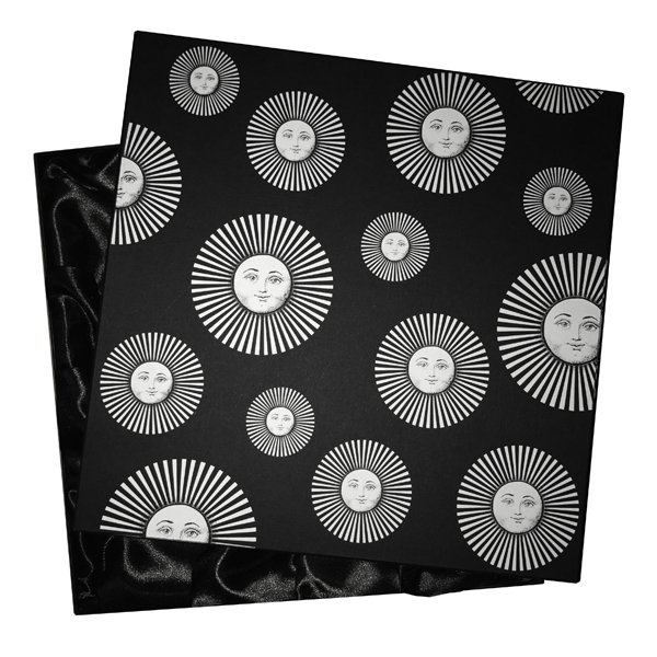 Подарочная коробка для тарелок Fornasetti Черно-белый Подарочная коробка для тарелок Fornasetti Черно-белый в Рязани | Loft Concept
