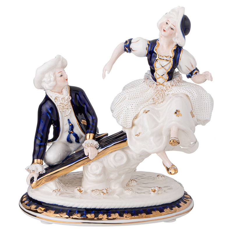 Статуэтка фарфоровая Влюбленная пара Charming Statuette Белый Синий Золотой Статуэтка фарфоровая Влюбленная пара Charming Statuette Белый Синий Золотой в Рязани | Loft Concept