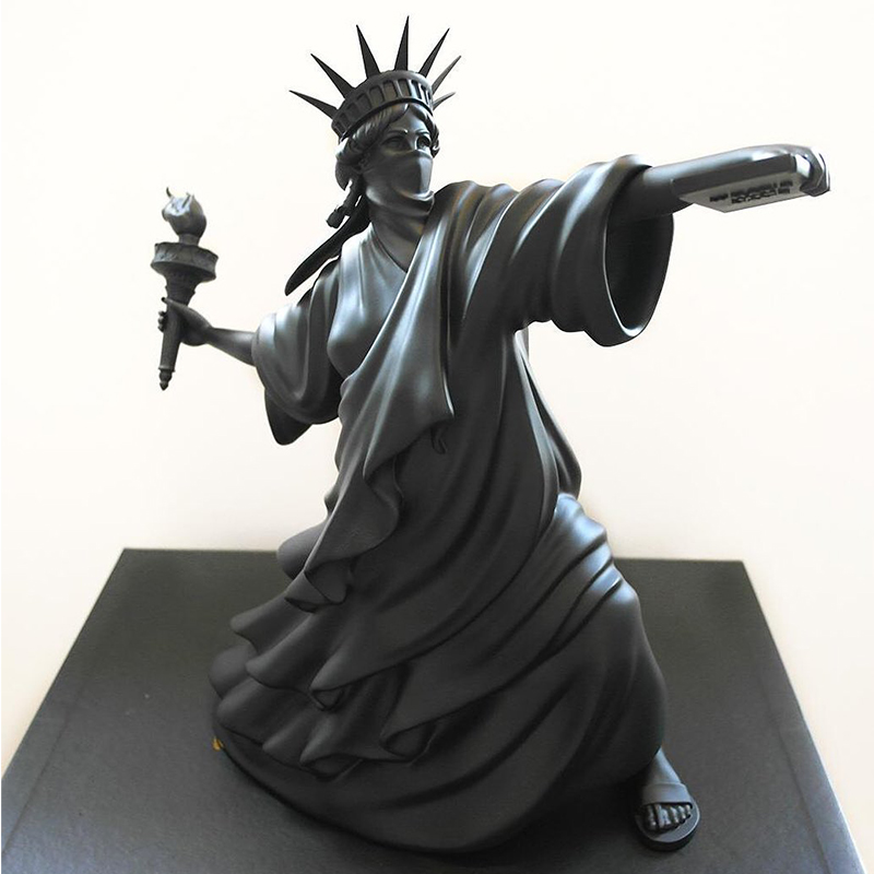 Статуэтка Freedom Riot Black Черный Статуэтка Freedom Riot Black Черный в Рязани | Loft Concept