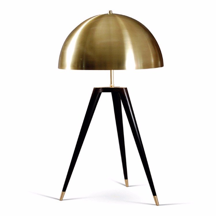 Настольная лампа Matthew Fairbank Fife Tripod Table Lamp Черный Глянцевое золото Настольная лампа Matthew Fairbank Fife Tripod Table Lamp Черный Глянцевое золото в Рязани | Loft Concept