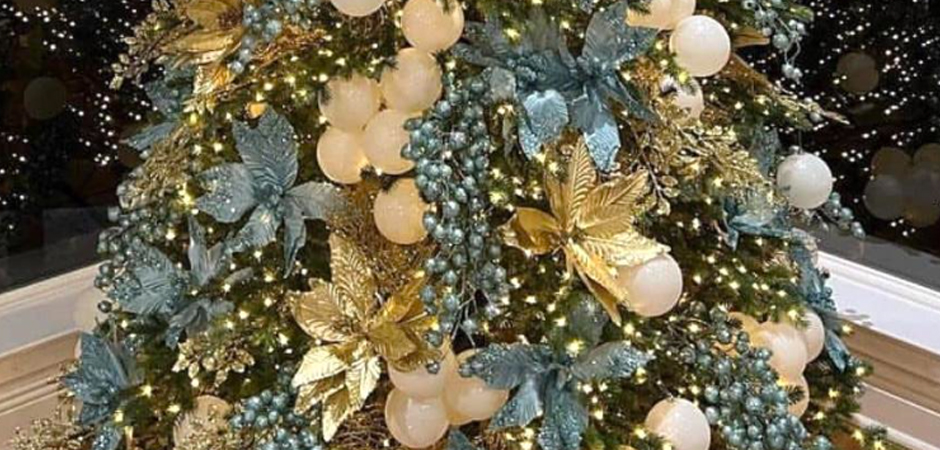 Дизайнерская Елка украшенная Золотыми и Голубыми Цветами Golden and Blue Flowers Дизайнерская Елка украшенная Золотыми и Голубыми Цветами Golden and Blue Flowers - Loft-Concept в Рязани