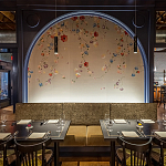 Обои ручная роспись Falling Flowers Standard colourway on Pale Grey dyed silk варинант исполнения - 1 | Loft Concept в Рязани