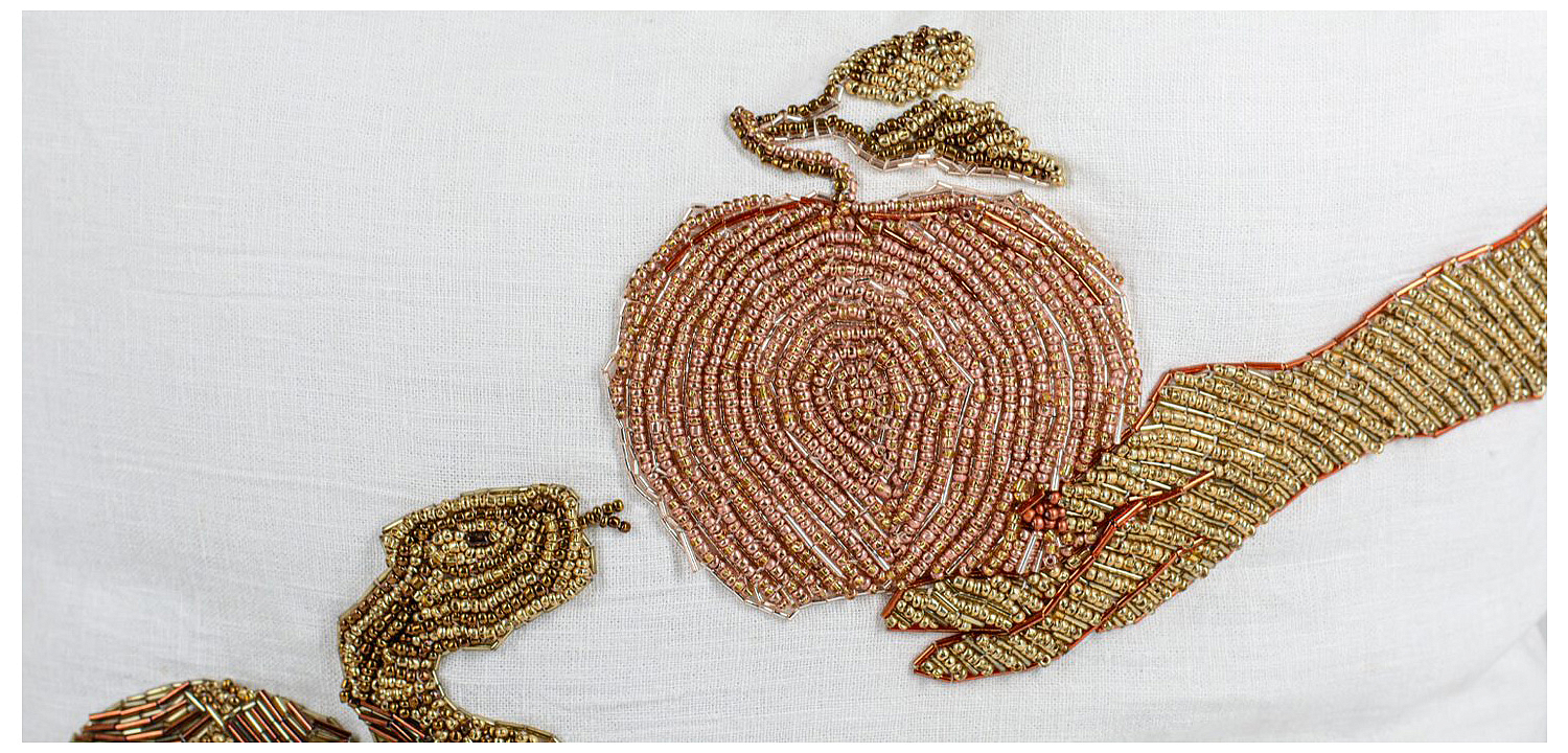 Подушка с вышивкой из бисера Snake with Apple Подушка с вышивкой из бисера Snake with Apple - Loft-Concept в Рязани