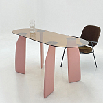 Обеденный стол со стеклянной столешницей и розовыми ножками с тканевой обивкой Wrigley варинант исполнения - 5 | Loft Concept в Рязани