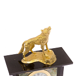 Часы настольные с декором в виде волка из натурального камня Офиокальцит Wolf Stone Clock варинант исполнения - 3 | Loft Concept в Рязани