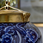 Ваза с насыщенным синим орнаментом и золотой крышкой Blue & White Ornament  варинант исполнения - 3 | Loft Concept в Рязани