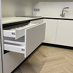 Угловой кухонный гарнитур Жемчужный белый Серый Clarke Kitchen Set White Grey варинант исполнения - 6 | Loft Concept в Рязани