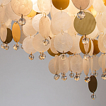 Люстра подвесная с белыми и золотыми круглыми подвесками Диаметр 70 см SHELL Chandelier варинант исполнения - 3 | Loft Concept в Рязани