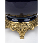 Ваза темно-синяя фарфоровая на бронзовой подставке с ажурным ободком и изогнутыми ручками Eden Garden варинант исполнения - 3 | Loft Concept в Рязани