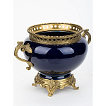 Ваза темно-синяя фарфоровая на бронзовой подставке с ажурным ободком и изогнутыми ручками Eden Garden варинант исполнения - 2 | Loft Concept в Рязани