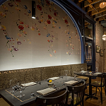 Обои ручная роспись Falling Flowers Standard colourway on Pale Grey dyed silk варинант исполнения - 2 | Loft Concept в Рязани