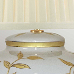 Настольная лампа с фарфоровым основанием бежевого цвета с рисунком и плиссированным абажуром на темной подставке Elstead Lighting варинант исполнения - 8 | Loft Concept в Рязани