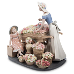 Статуэтка фарфоровая Девушка и маленькая девочка с цветами Charming Statuette варинант исполнения - 1 | Loft Concept в Рязани