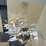 Люстра подвесная с белыми матовыми и золотыми глянцевыми листьями Wintery flovers варинант исполнения - 4 | Loft Concept в Рязани