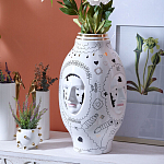 Ваза с декоративными лицами и графическими элементами в виде сердец и символов Faces of Imagination варинант исполнения - 3 | Loft Concept в Рязани