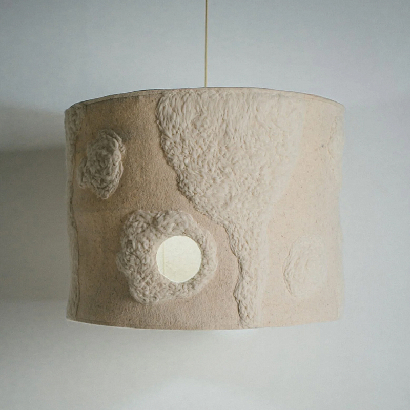 Подвесной светильник из шерсти в технике сухого валяния Dry Felted Wool Lamp Бежевый Подвесной светильник из шерсти в технике сухого валяния Dry Felted Wool Lamp Бежевый в Рязани | Loft Concept