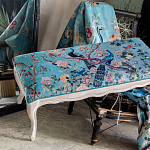 Банкетка из массива бука с цветочным принтом Turquoise Beige Chinoiserie Garden Banquette варинант исполнения - 5 | Loft Concept в Рязани