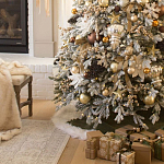 Дизайнерская Елка украшенная шарами в бежевых тонах и декором в виде белых цветов и шишек варинант исполнения - 2 | Loft Concept в Рязани