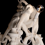 Люстра с тремя фигурами обезьян с лампочками в руках белого цвета Hanging Monkey варинант исполнения - 4 | Loft Concept в Рязани