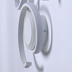 Бра белого цвета с изогнутыми световыми линиями и круглым основанием Luke Lampco Tracer Lamp варинант исполнения - 6 | Loft Concept в Рязани