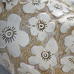 Статуэтка курица с резными белыми цветами на бежевой фактурной поверхности Rustic Chicken варинант исполнения - 2 | Loft Concept в Рязани