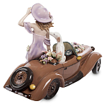 Статуэтка фарфоровая Девушка с автомобилем Charming Statuette варинант исполнения - 2 | Loft Concept в Рязани