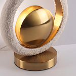 Настольная лампа с бежевым текстурным кольцом и латунным шаром в центре Tactile   варинант исполнения - 8 | Loft Concept в Рязани