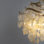 Люстра подвесная с белыми перламутровыми подвесками и изогнутыми золотистыми элементами Диаметр 50 см SHELL Chandelier варинант исполнения - 3 | Loft Concept в Рязани