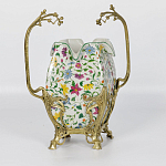 Ваза белого цвета из фарфора с ярким цветочным узором и бронзовыми ручками в виде ветвей Eden Garden porcelain and bronzeм варинант исполнения - 1 | Loft Concept в Рязани