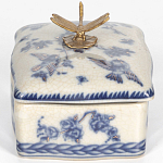 Фарфоровая шкатулка с бронзовой стрекозой Blue and White варинант исполнения - 2 | Loft Concept в Рязани