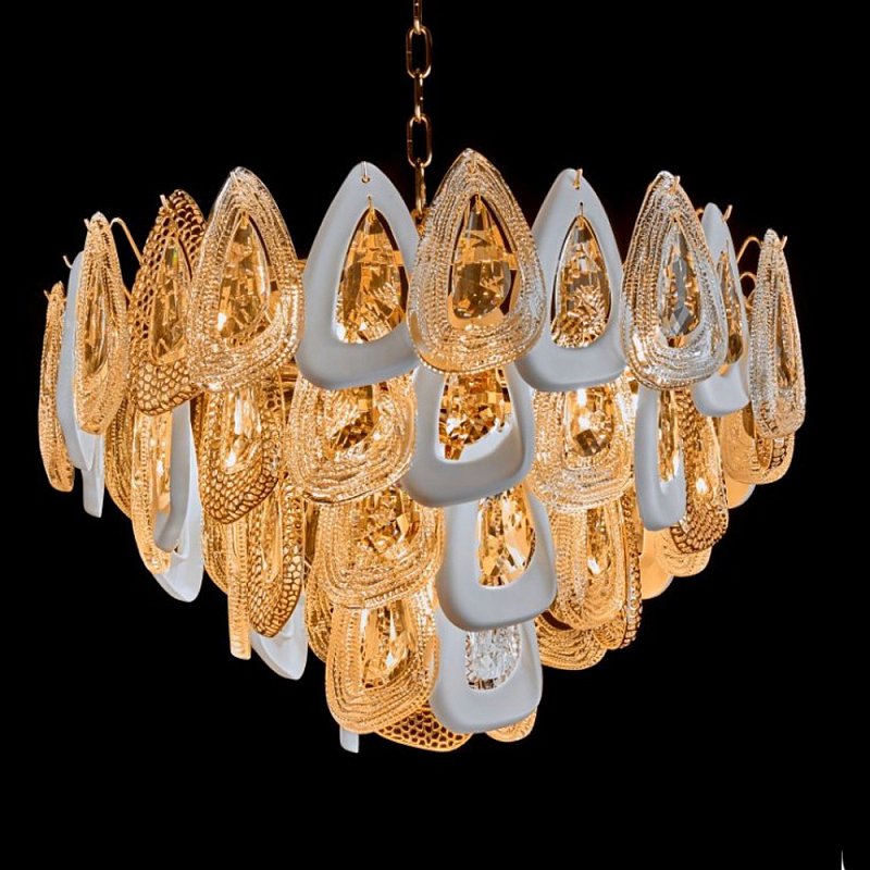 Люстра с многослойными белыми и прозрачными подвесками Character Chandelier Золотой Прозрачный Белый Люстра с многослойными белыми и прозрачными подвесками Character Chandelier Золотой Прозрачный Белый в Рязани | Loft Concept